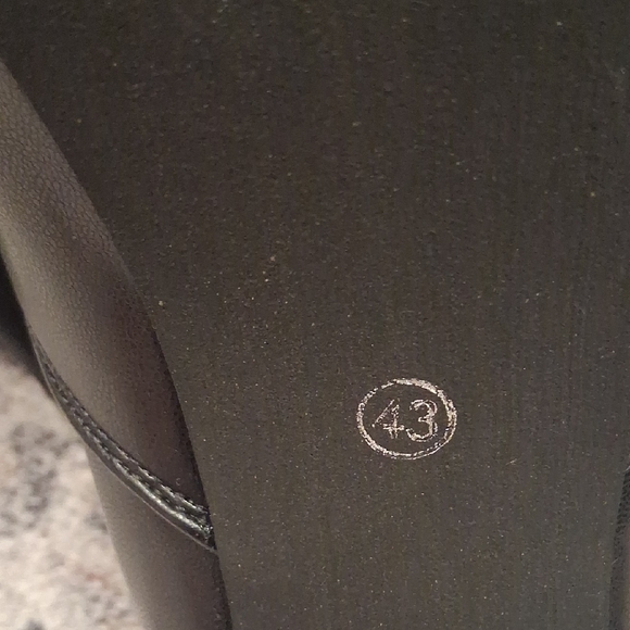 Black Knee-High Women's Boots - Picture 6 of 7